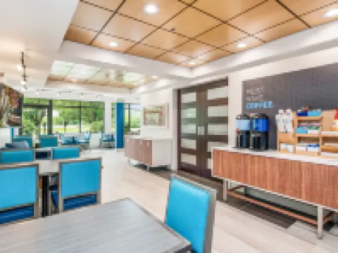 Holiday Inn Express & Suites DELAFIELD by IHG Hotels in Delafield