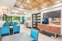 Holiday Inn Express & Suites Delafield Hotel a Delafield