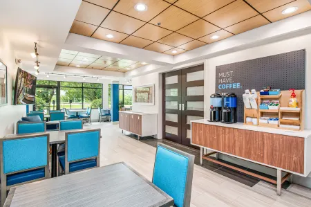 Holiday Inn Express & Suites Delafield