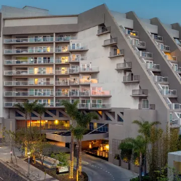 Hyatt Centric Delfina Santa Monica Отели рядом с достопримечательностью «Mt. Olive Lutheran Church»