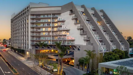 Hyatt Centric Delfina Santa Monica Отели рядом с достопримечательностью «Museum of Flying»