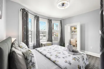 Refined 2Br • Free Parking • Easy Path to NYC Hotels near Hoboken Train Station