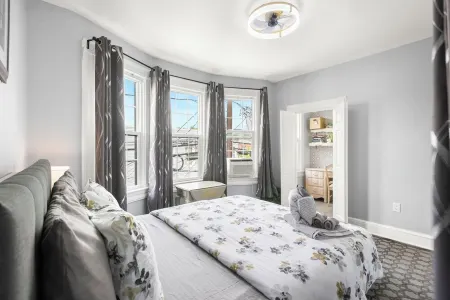 Refined 2Br • Free Parking • Easy Path to NYC Отели рядом с достопримечательностью «Либерти Сайенс Сентер»