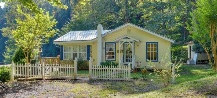 Mountain Cottage w/ Views Near Tail of the Dragon! Hotels in Graham County