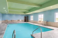 Holiday Inn Express & Suites PRATT by IHG - Pools