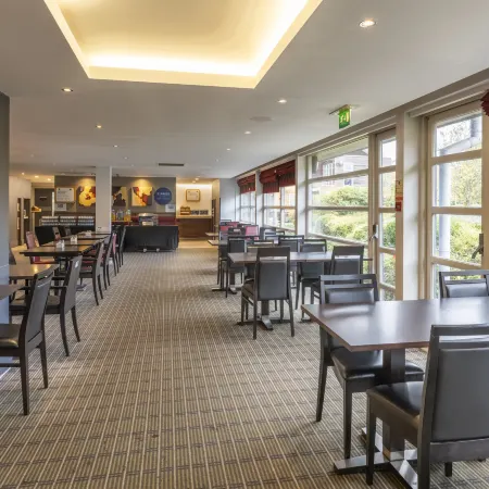 Holiday Inn Express MILTON KEYNES by IHG Отели рядом с достопримечательностью «Железнодорожный вокзал Блетчли»