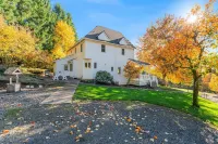 Cellar's Choice: Elegant Farmhouse Gem with Wine Cellar in Scenic Countryside のホテル