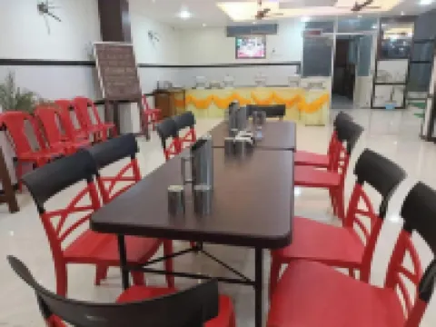 Hotel Shree Rajrajeshwar Palace Hotels in Khargone