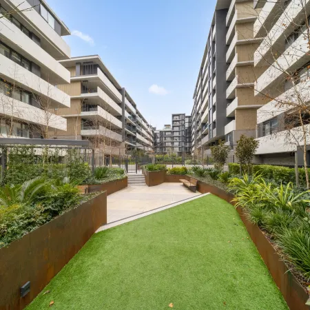 Sleek Inner-City 2-Bed with Swimming Pool & BBQ