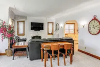 Striking Tudor Revival in Five Points District! - appartements de vacances