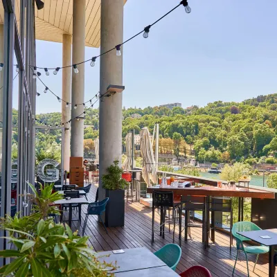Novotel Lyon Centre Confluence Bord de Saone Các khách sạn gần Trung tâm mua sắm - Confluence
