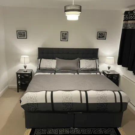 Central 2-Bed Apartment - Sleeps 5 & Free Parking