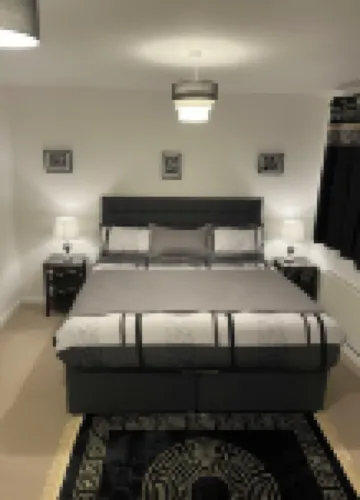 Central 2-Bed Apartment - Sleeps 5 & Free Parking