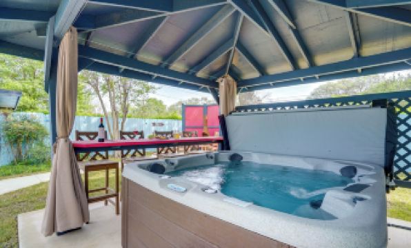 San Antonio Retreat w/ Private Hot Tub & Gas Grill