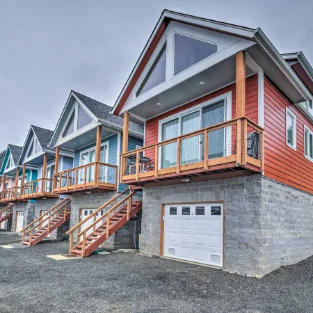 Yachats Gem w/ Private Balcony & Ocean Views!