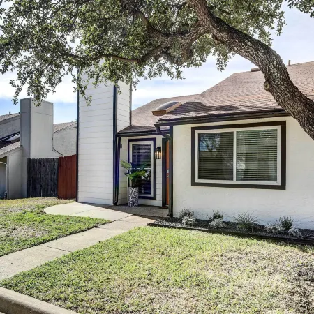 Stylish Allen Home Near Watters Creek Village