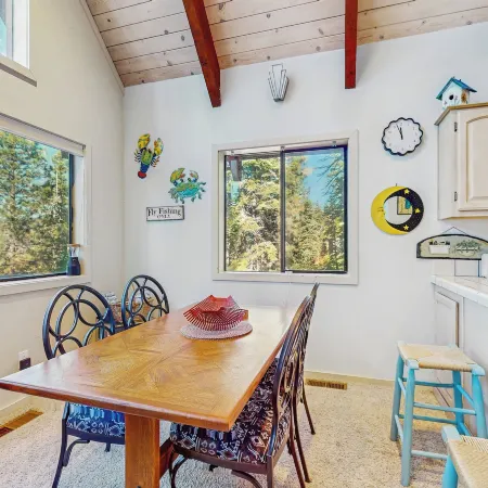 2BR Dog-friendly Cabin w/ Lake Views