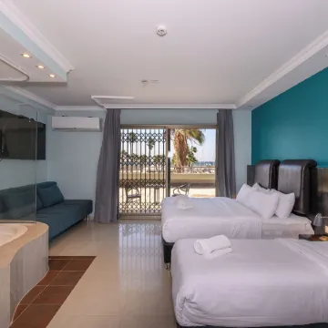 Marina Beach Hotel Отели рядом с достопримечательностью «Парк ХаЯркон»