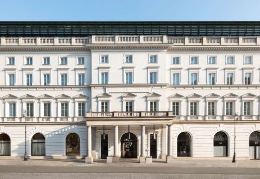 래플스 호텔의 고풍스러운 로비 전경