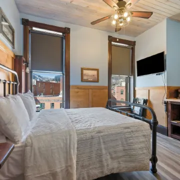 Historic Iron Horse Inn - Deadwood