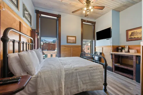Historic Iron Horse Inn - Deadwood