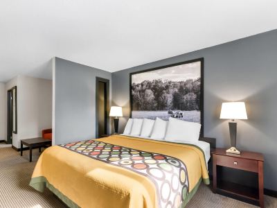 Super 8 by Wyndham Bloomington University Area
