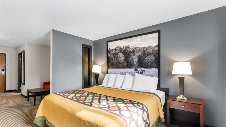 Super 8 by Wyndham Bloomington University Area