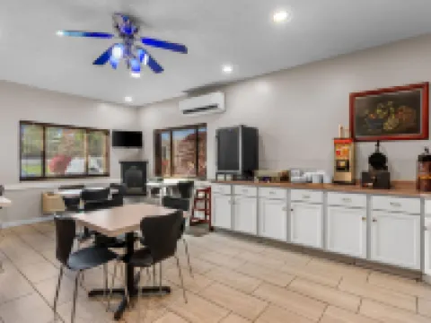 Super 8 by Wyndham Bloomington University Area Hotels in Bloomington