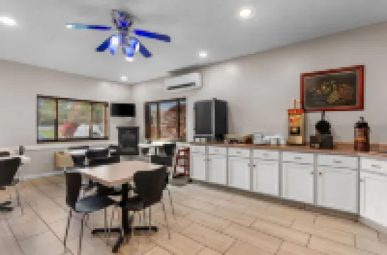 Super 8 by Wyndham Bloomington University Area Hotels in Monroe County