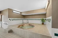 Quality Inn & Suites des Moines Airport - Hot Tub