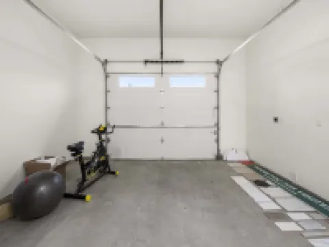 Brand New 5BR Home Fenced Yard Ample Parking Hoteles en Kent