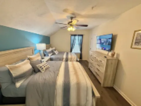 Contemporary, 2-Bedroom Cottage, 2 Blocks to Beach,  Pool Front, Free WIFI