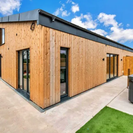 Cottage in Cotswolds With Hot Tub & Garden