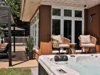 LAKEFRONT CHALET/FAMILY HOME- beautiful water views, hot tub, outdoor activities Hotels in Rawdon