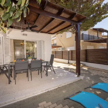 Laranca Oneiro Seaside Villa