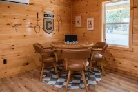 Cabin w/ Firepit~Pickleball~Arcade Games~River Boat Ramp~20 Min Lake Cumberland