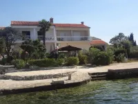 Apartment Andri Ξενοδοχεία στην πόλη Petrcane
