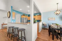 Honey Bee Inn w - Communal Amenities & More! - Parkplatz