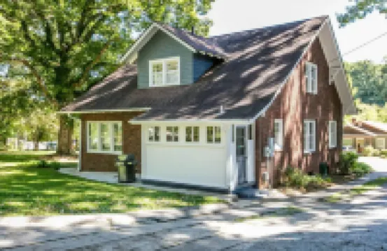 Roomy 5Br Bungalow with Backyard, Walk to Downtown