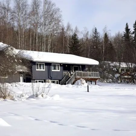 Watch the Northern Lights from the Deck and the Jacuzzi! Roast by a Cozy Fire!