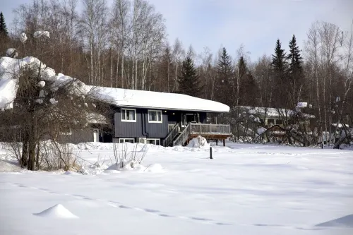 Watch the Northern Lights from the Deck and the Jacuzzi! Roast by a Cozy Fire!