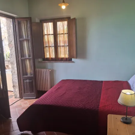 House with Private Garden in the Crete Senesi