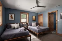 Hidden Cabin Retreat with Hot Tub in Lost City, WV
