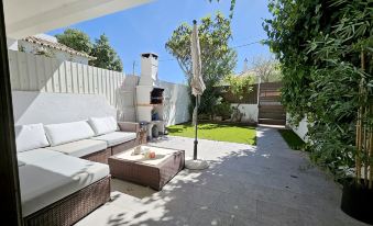 Magnific Studio with a Cozy Garden, 5 Minutes to the Beach