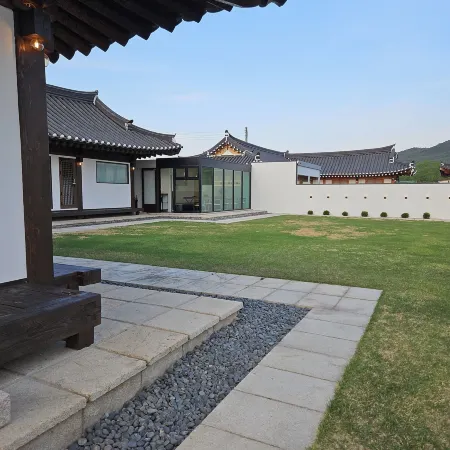 Gyeongju Hwarangroo Отели рядом с достопримечательностью «Старинный дом Воламджэ»