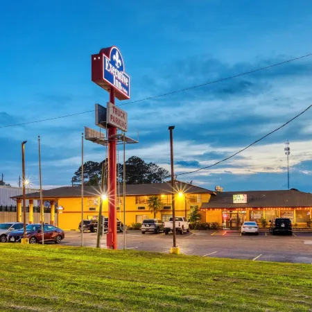 Days Inn & Suites by Wyndham Marshall