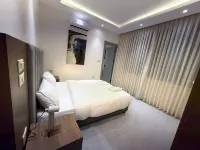 201 JRE apartment with stunning boulevar - Condos
