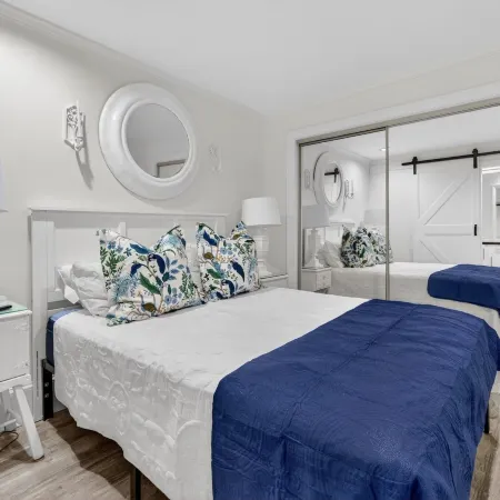 River Room Getaway On Front Street - Suite C 1 Bedroom Apts