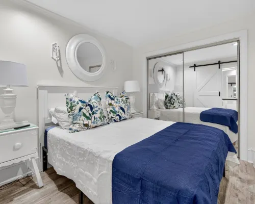 River Room Getaway On Front Street - Suite C 1 Bedroom Apts Hotels in Georgetown