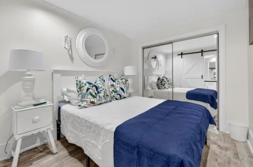 River Room Getaway On Front Street - Suite C 1 Bedroom Apts